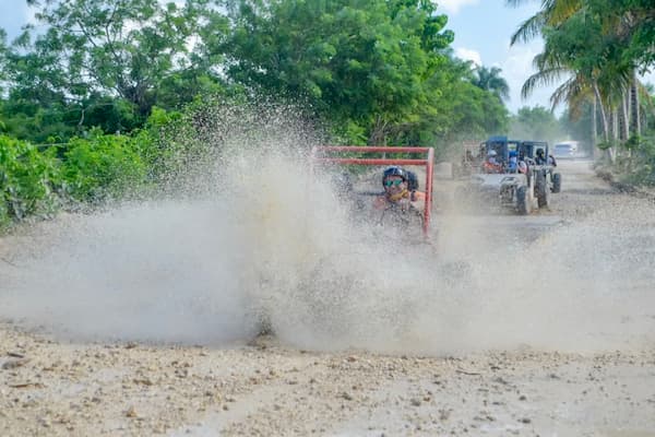 Passeio de Buggy em Punta Cana 3 buggies-poça-macao