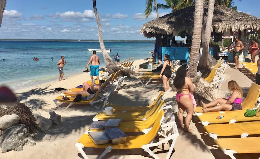 Ilha Catalina: onde fica e como chegar 4 clientes-na-praia-ilha-catalina