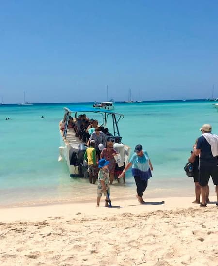 Ilha Saona: onde fica e como chegar 5 lancha-praia-saona
