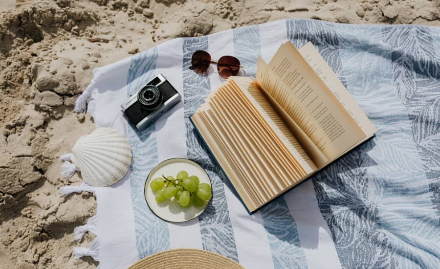 O que levar para Punta Cana? 9 livro-na-praia